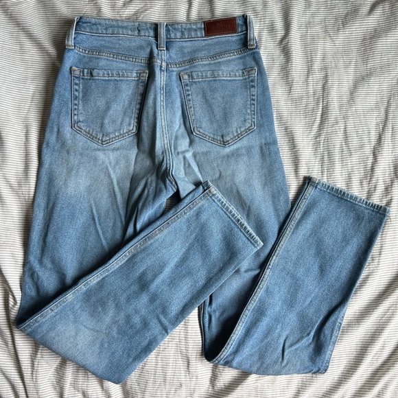 HOLLISTER ultra high-rise mom jean 💙 - Picture 2 of 4